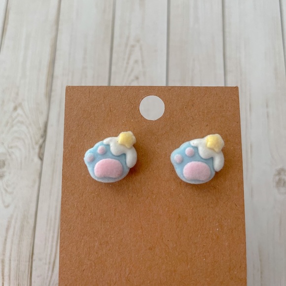 🖤 Fuzzy Paw Cupcake Stud Earrings - Picture 3 of 5